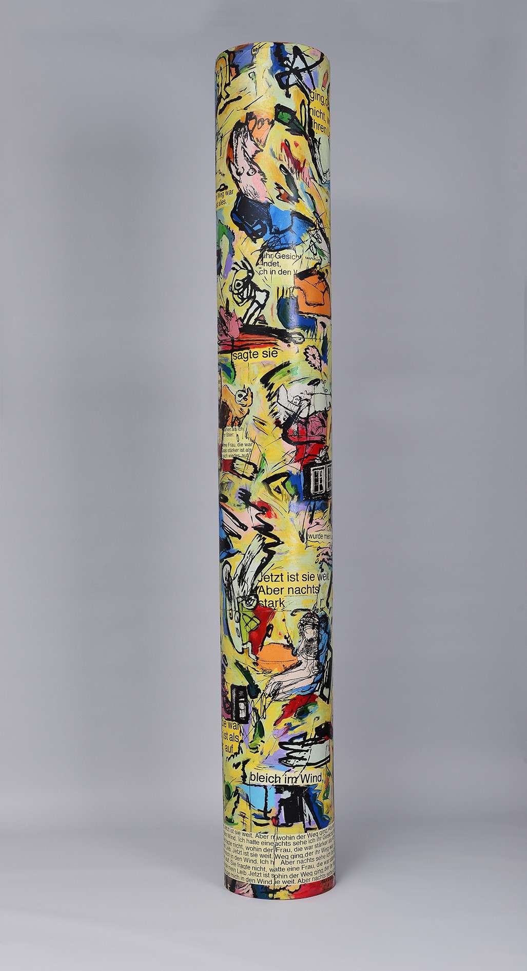 “Brecht-Säule”, 1995, Polodur Rohr, Acryl und Collage, 40 cm Durchmesser , Höhe 3 m